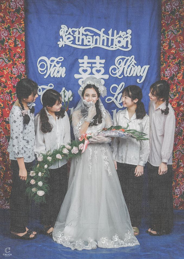Từ màu sắc, tấm bạt xanh hay đồ của cô dâu và bạn bè trong bộ ảnh đều rất hoài cổ. (Ảnh: Hoàng Anh Hiển)