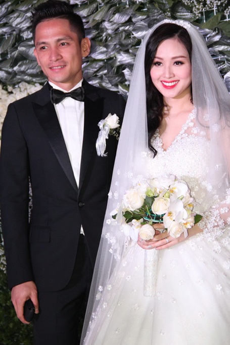 Đầu tháng 1/2015, Tâm Tít (tên thật là Phạm Thanh Tâm) đã lên xe hoa cùng doanh nhân Chu Ngọc Thành. Trong ngày trọng đại, hot girl đã mặc chiếc váy độc đáo có đuôi dài 2m và nặng tới 4kg khi cử hành hôn lễ trên sân khấu.