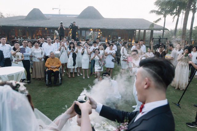 Trong khi đó, chiếc váy cưới khi tổ chức hôn lễ lại gây ấn tượng bởi độ dài và những hạt đá đính kết khéo léo. Jelf tiết lộ chiếc váy này được kỳ công vẽ mẫu, chọn kiểu, đính kết hơn một tháng mới thành hình. Cặp đôi tiết lộ, họ dự định còn tổ chức tiệc cưới ở Bình Dương và đám cưới ở Đài Loan và Trung Quốc.