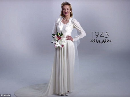 Quanh năm 1945 là giai đoạn của những hôn lễ thời chiến. Các cô dâu thường gắn hạt trai lên mái tóc uốn xoăn cầu kỳ để tạo vẻ đẹp quyến rũ.