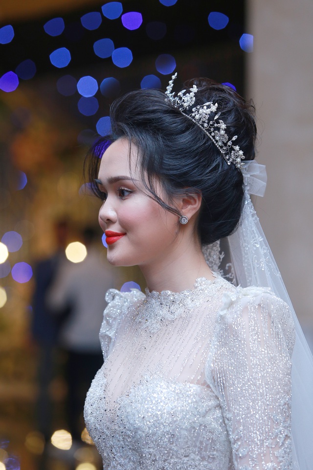 Cô dâu của cầu thủ Duy Mạnh mặc váy cưới, trang sức kim cương tiền tỷ - 7
