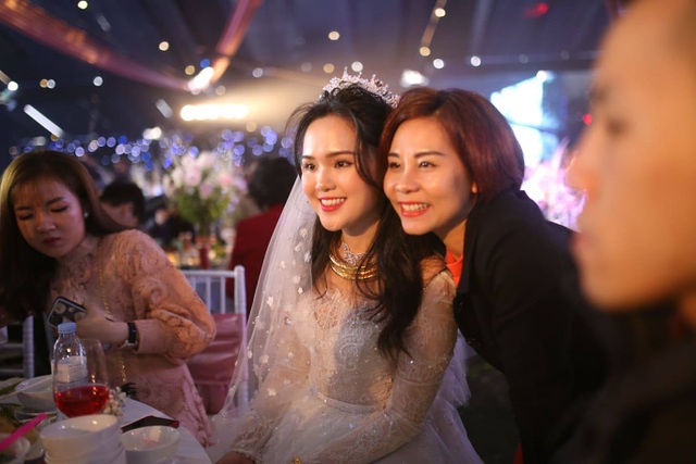 Cô dâu của cầu thủ Duy Mạnh mặc váy cưới, trang sức kim cương tiền tỷ - 4