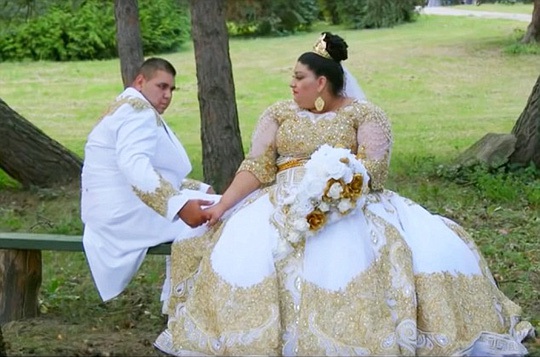 Chiếc váy cưới khủng trang trí đầy vàng trị giá gần 225.000 USD của cô dâu 19 tuổi. Ảnh: Daily Mail