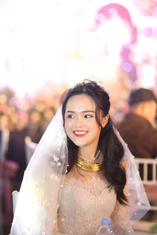 Cô dâu của cầu thủ Duy Mạnh mặc váy cưới, trang sức kim cương tiền tỷ - 2
