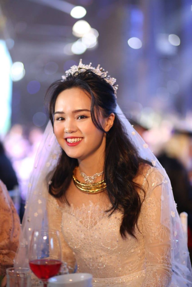 Cô dâu của cầu thủ Duy Mạnh mặc váy cưới, trang sức kim cương tiền tỷ - 1