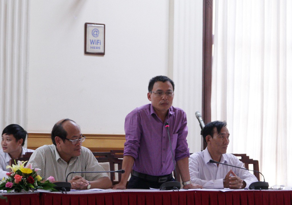 Ông Nguyễn Thiên Bình, Phó Giám đốc Sở Văn hóa & Thể thao tỉnh Thừa Thiên Huế (đứng) trả lời vấn đề báo Dân trí nêu