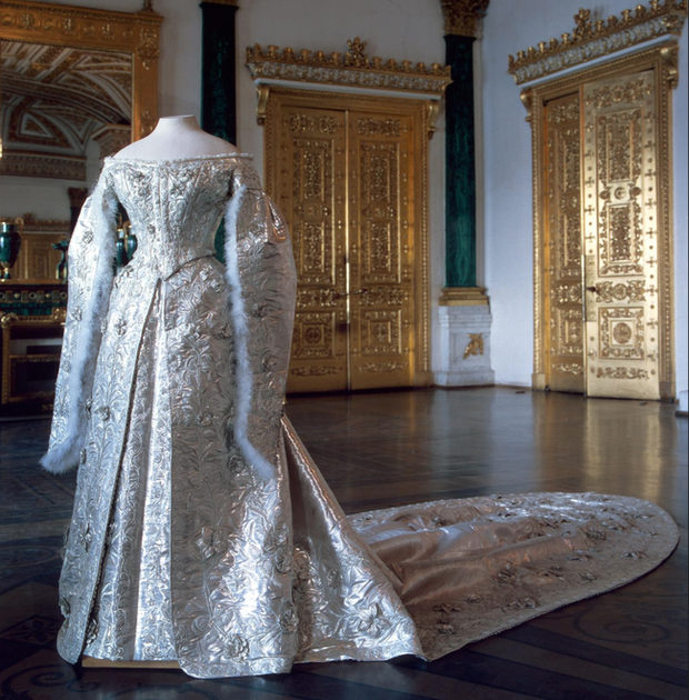 Chuyện chiếc váy cưới 30kg khiến cô dâu gục ngã trong ngày trọng đại cùng những quy tắc khắt khe của Hoàng gia lớn nhất nhì thế giới - Ảnh 9.