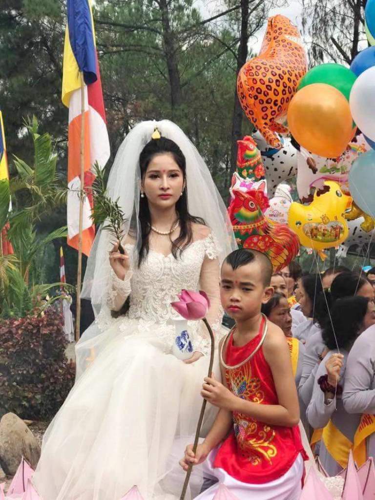 Hình tượng Phật Quán Thế Âm mặc áo cưới gây phản cảm ở một lễ hội tâm linh do Giáo hội Phật giáo Việt Nam tỉnh Thừa Thiên Huế tổ chức