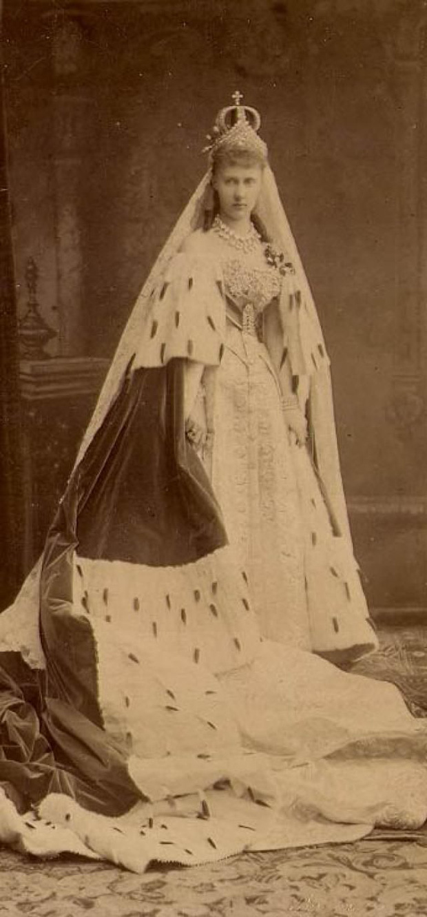 Chuyện chiếc váy cưới 30kg khiến cô dâu gục ngã trong ngày trọng đại cùng những quy tắc khắt khe của Hoàng gia lớn nhất nhì thế giới - Ảnh 2.