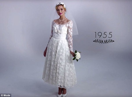 Năm 1955, những bộ sưu tập váy cưới đầu tiên bắt đầu xuất hiện và gây ảnh hưởng mạnh mẽ đối với phụ nữ. Những chiếc váy cưới bồng bềnh hơn, nhấn mạnh vào phần eo khiến các cô dâu trở nên thời trang hơn.