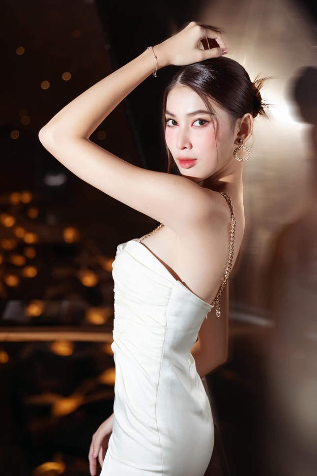 Á hậu Siêu quốc gia Kim Duyên khoe vai trần sexy, Á hậu Ngọc Thảo mặc váy xẻ chân ngực nóng bỏng - Ảnh 4.